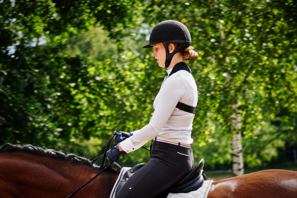 Frau trägt das MT-Band beim Reiten in der Natur