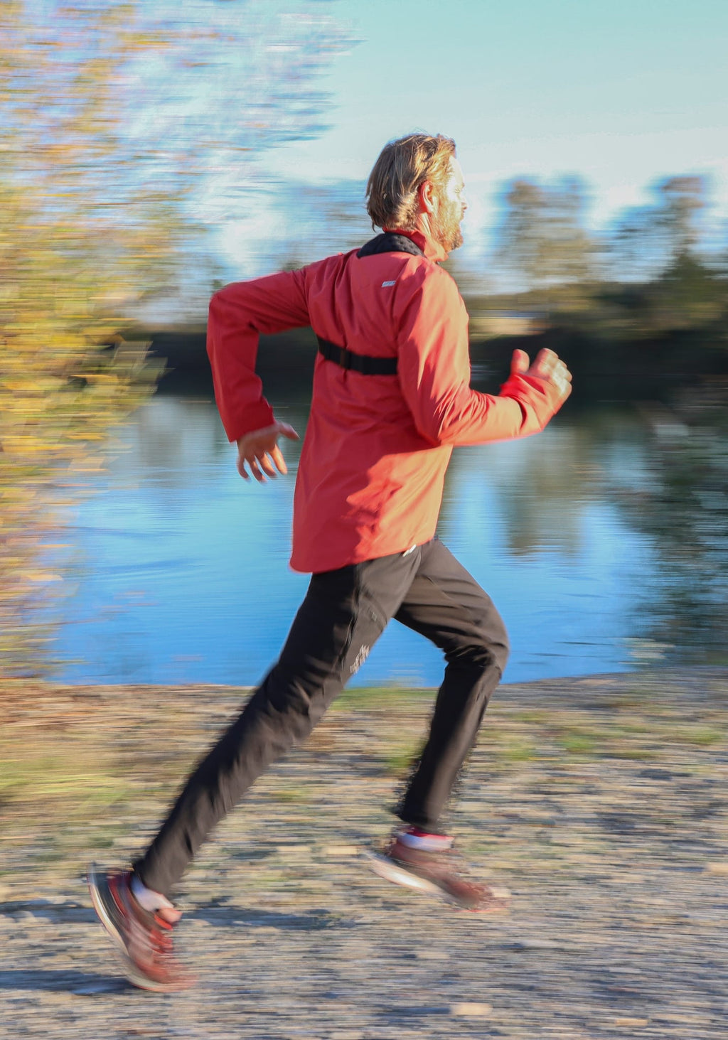 Mann trägt das MT-Band beim Joggen an einem See