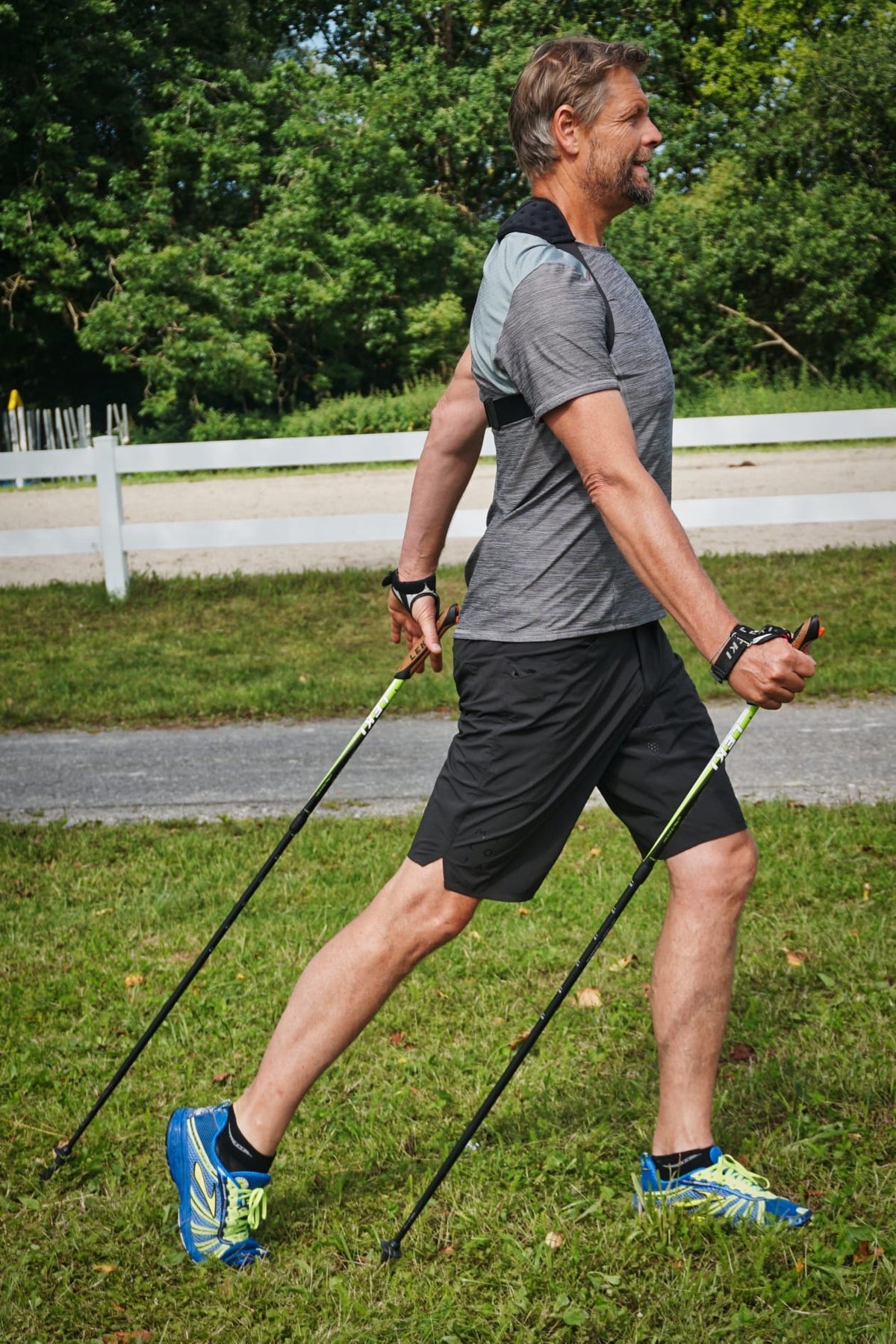 Mann trägt das MT-Band beim Nordic Walking